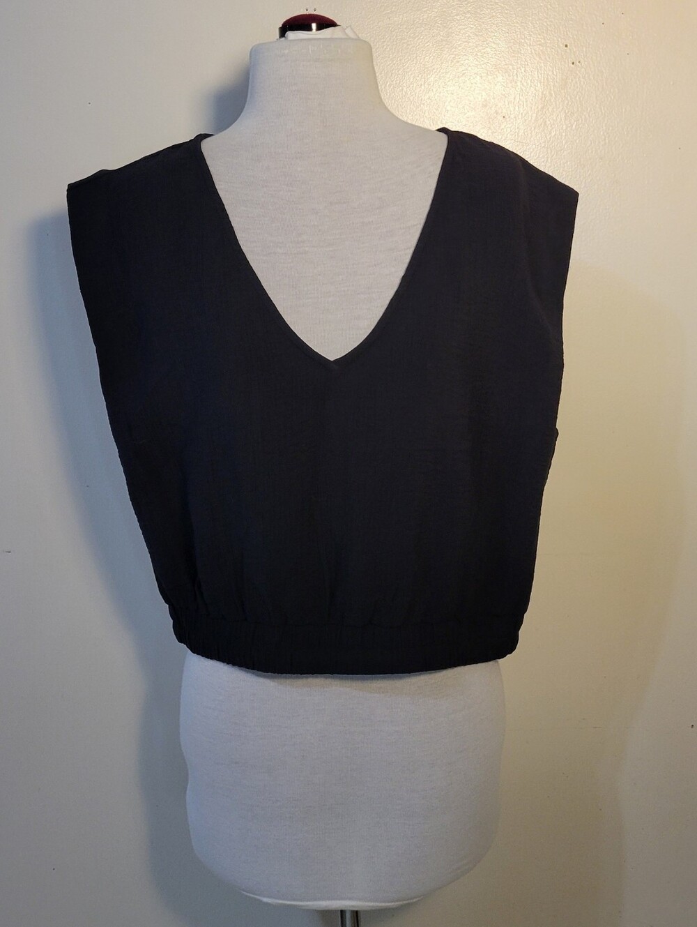 (Women’s L) Black V-Neck Cropped Sleeveless Tank Top